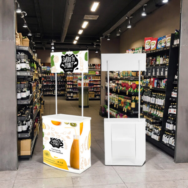 Estructura stand promocional PVC con cenefa comercial.
